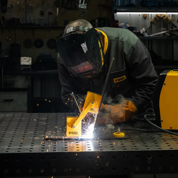 Фиксатор магнитный регулируемый для сварочных работ усилие 50 LB Denzel