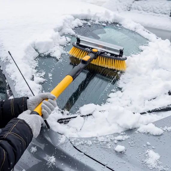 Щетка-сметка со скребком, телескоп, поворотная голова, водосгон 950-1320 мм Denzel