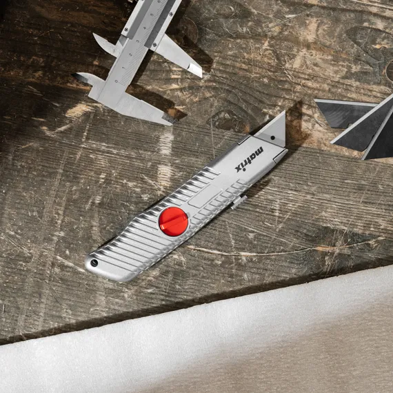 Нож, 19 мм, выдвижное трапециевидное лезвие, металлический корпус Matrix