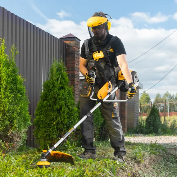 Триммер бензиновый DGT 520S, 52 см3, 3 л. с, разъемная штанга, состоит из 2 частей Denzel