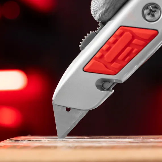 Нож, 19 мм, выдвижное трапециевидное лезвие, отделение для лезвий, метал. корпус Matrix