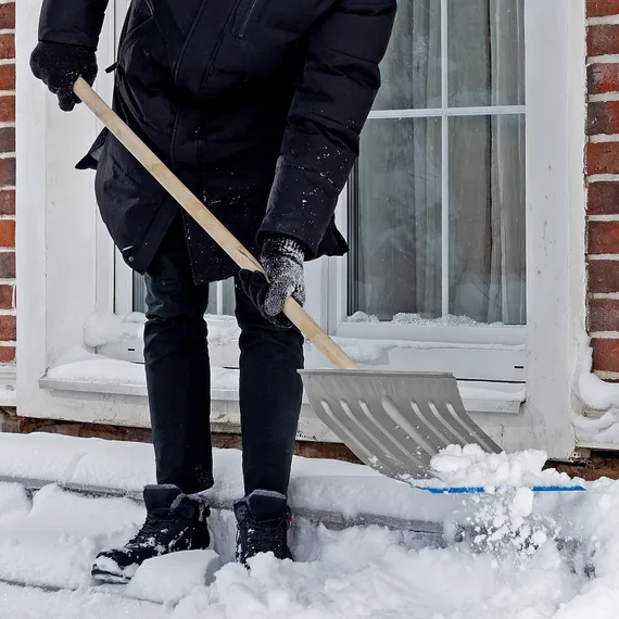 Лопата для уборки снега стальная оцинкованная, 430 х 370 х 1350 мм, деревянный черенок, Сибртех