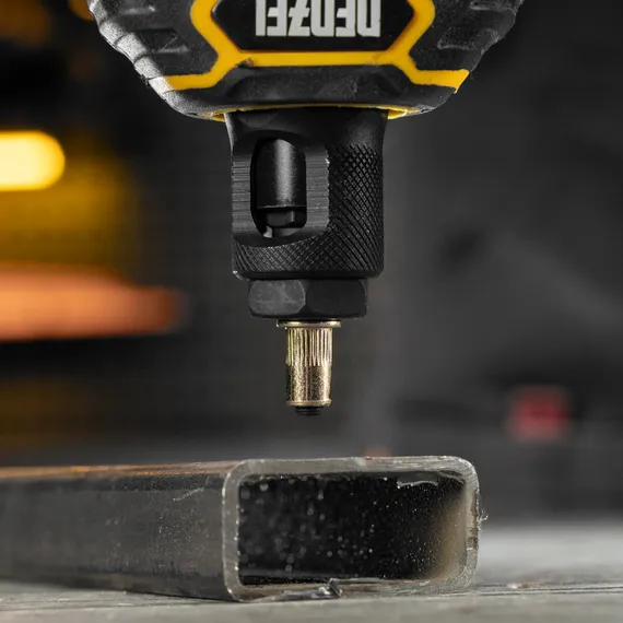 Заклепки резьбовые, стальные, оцинкованные, М5, пластиковый кейс, 100 шт. Denzel