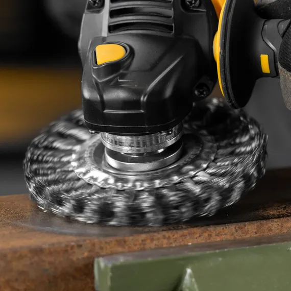 Щетка для УШМ, 125 мм, "Плоская", крученая нержавеющая проволока 0.5 мм, посадка 22.2 мм Denzel