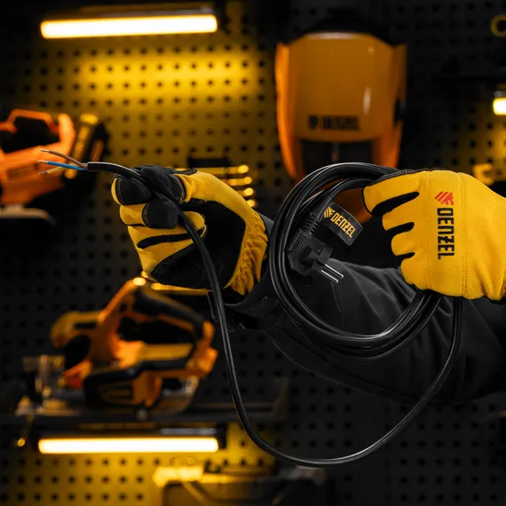 Шнур сетевой Energy Series, ПВС, 3 м, 3 x 1 мм, с неразборной вилкой, черный, Denzel