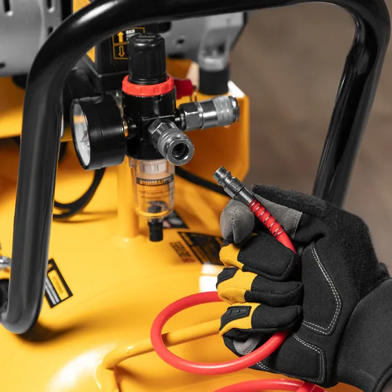 Компрессор безмасляный, малошумный DLS 1800/100,1800 Вт, 3x600, 100 л, 345 л/мин Denzel