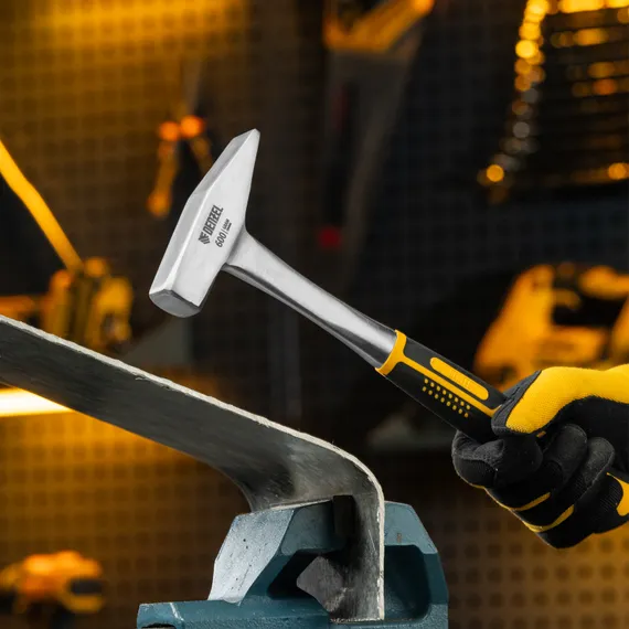 Молоток слесарный 600 г, цельнометаллический, двухкомпонентная рукоятка Denzel