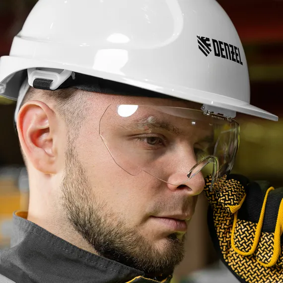 Каска защитная ударопр.«Форвард» (К-05)ABS/PC,комплект со встроен.очк.ОЧК-05 Форвард,белая Denzel