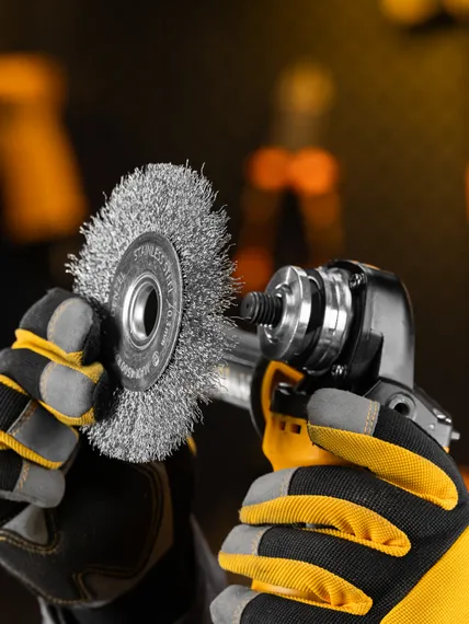 Щетка для УШМ, 125 мм, "Плоская", витая нержавеющая проволока 0.3 мм, посадка 22.2 мм Denzel