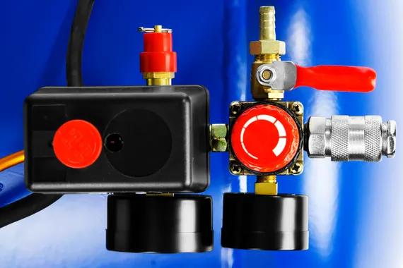 Компрессор ЗУБР 440 л/мин 100 л 2200 Вт ременной масляный Профессионал (ЗКПМ-440-100-Р-2.2)