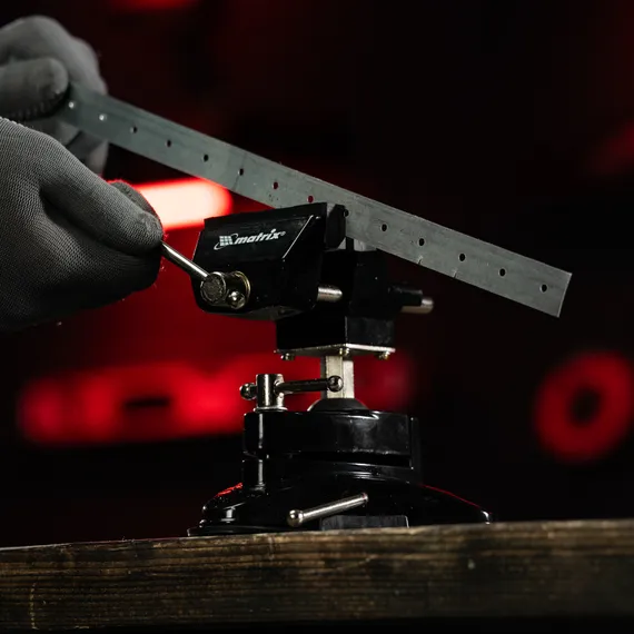 Тиски настольные, резиновая вакуумная присоска, шарнирный механизм, ширина рабочих губок 70 мм Matrix