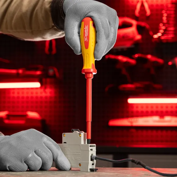 Отвертка Insulated, SL5.5 x 125 мм, CrMo, до 1000 В, двухкомпонентная рукоятка Matrix Professional