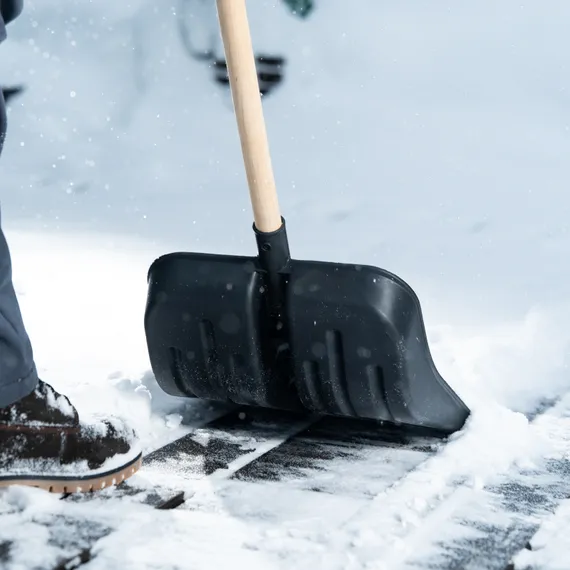 Лопата для уборки снега пластиковая, 360 х 405 х 1550 мм, деревянный черенок 1 сорт, Россия, Сибртех