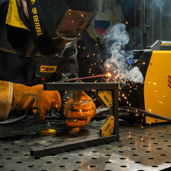 Набор из 2 магнитных сварочных фиксаторов и магнитной клеммы "масса" Denzel