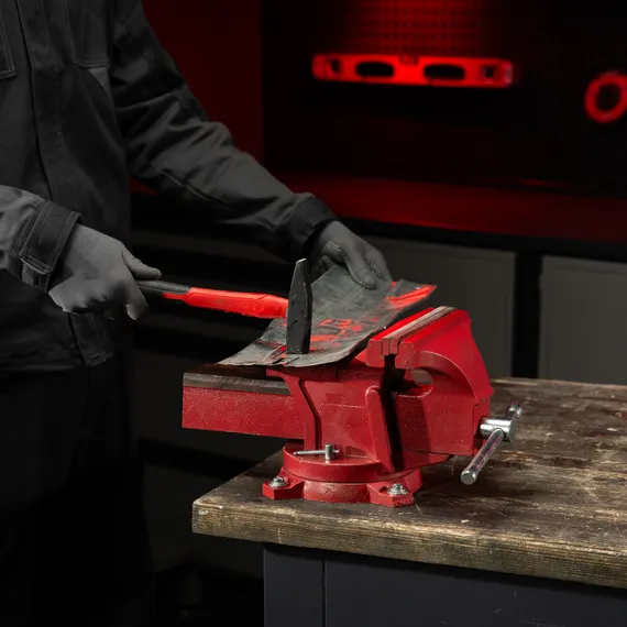 Тиски слесарные, 200 мм, поворотные, с наковальней Matrix