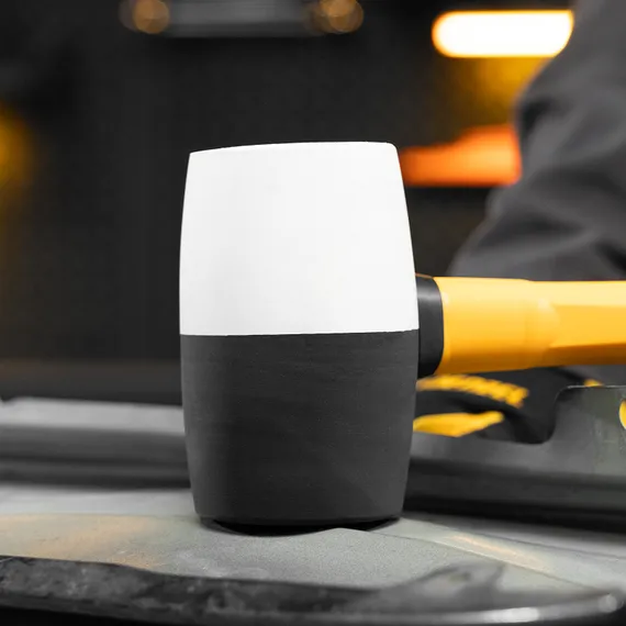 Киянка резиновая, 680 г, черно-белая, фибергласовая рукоятка c TPR покрытием Denzel