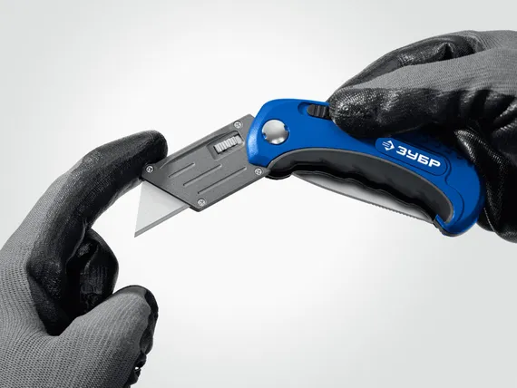 ЗУБР Компакт-2-А24, технический, универсальный складной нож 2-в-1 с трапециевидным лезвием (09227)