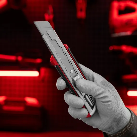 Нож, 25 мм, выдвижное лезвие, усиленная металлическая направляющая, металлическая обрезиненная рукоятка Matrix