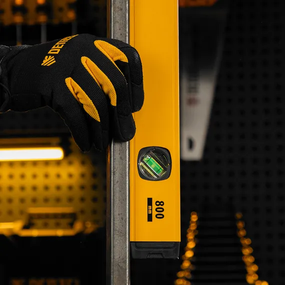 Уровень алюминиевый, магнит, фрезерованный, 3 глазка (1 зеркал.) 0,5 мм/м, 800 мм Denzel