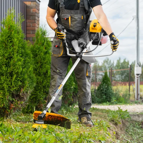 Триммер бензиновый DGT 430, 43 см3, 2.5 л. с, неразъемная штанга, состоит из 2 частей Denzel