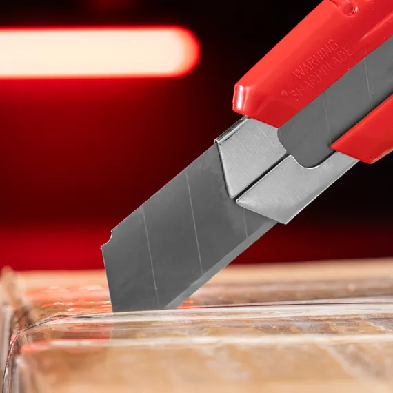 Нож, 18 мм, выдвижное лезвие, металлическая направляющая Matrix