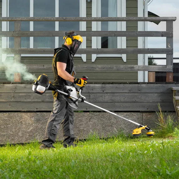 Триммер бензиновый DGT 430, 43 см3, 2.5 л. с, неразъемная штанга, состоит из 2 частей Denzel