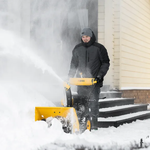Гибридная снегоуборочная машина с функц. подметания SWB-600, 212 сс, руч. старт, 2 насадки Denzel