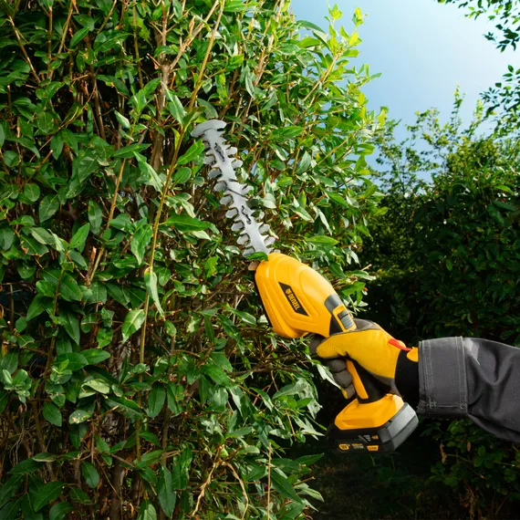 Ножницы-кусторез аккумуляторные  CGS-100, 18В Li-Ion Denzel