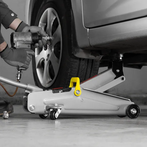 Домкрат гидравлический подкатной, 2 т, h подъема 135-385 мм, в пласт. кейсе Matrix