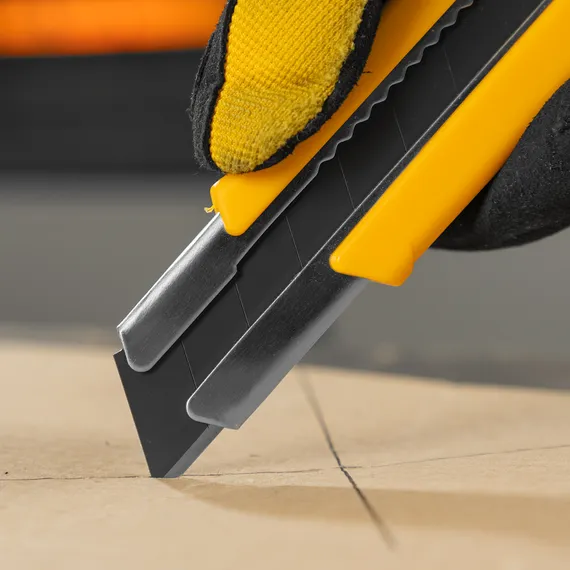 Нож, 25 мм, сменное лезвие, SK4, корпус из TPR, метал. направляющая, винтовой фиксатор Denzel